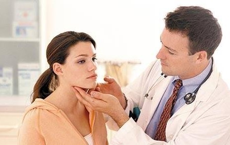 examen de tiroides por un especialista