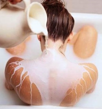 la leche tanto tomada como aplicada en la piel la mejora