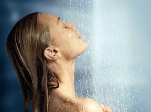 las duchas demasiado calientes pueden secar los aceites de nuestra piel