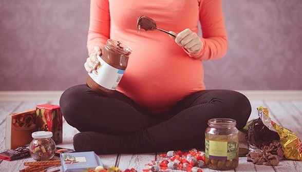 hay que tener cuidado con los antojos en el embarazo y tomarlos con moderacion para evitar engordar