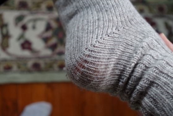 los calcetines de lana evitan la salida de la humedad en los pies y por tanto no se agrietan o se secan