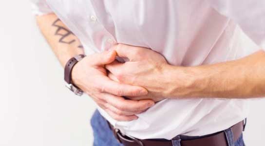 el dolor abdominal agudo es uno de los sintomas de la diarrea del viajero