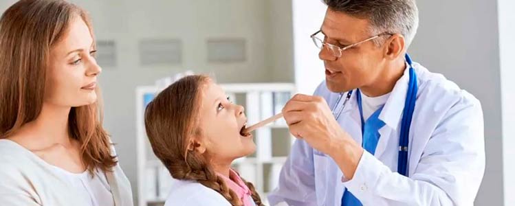 doctor examinando a una niña que tiene un catarro mal curado